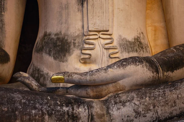 Immagine di Buddha seduto al tempio di Wat Si Chum nel Parco Storico di Sukhothai, patrimonio mondiale dell'UNESCO in Thailandia — Foto Stock