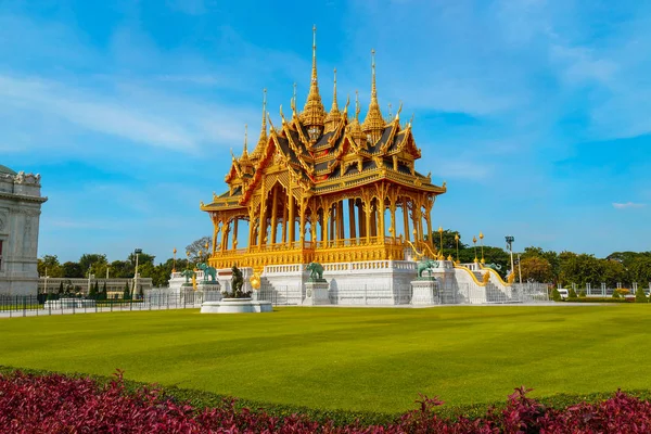 在曼谷，泰国皇宫杜斯特阿南塔 Samakhom 御座大殿总面积 Barom Mangalanusarani Pavillian — 图库照片