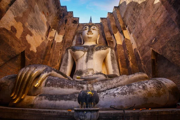 Immagine di Buddha seduto al tempio di Wat Si Chum nel Parco Storico di Sukhothai, patrimonio mondiale dell'UNESCO, Thailandia — Foto Stock