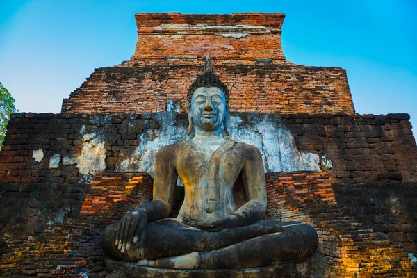 Wat Mahathat Temple w okręgu Park historyczny Sukhothai, wpisanego na listę światowego dziedzictwa UNESCO w Tajlandii — Zdjęcie stockowe