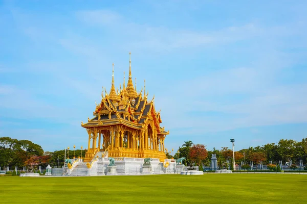 タイ、バンコクのドゥシット宮殿、アナンタサマーコム宮殿部の超人バロム ・ Mangalanusarani Pavillian — ストック写真