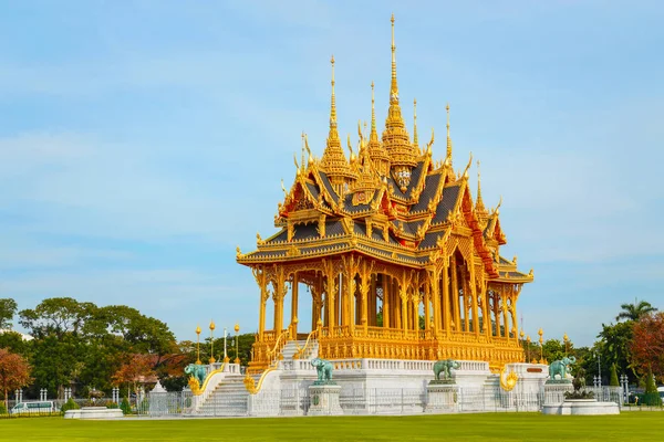 Barom Mangalanusarani Pavillian na área de Ananta Samakhom Throne Hall no Palácio Real Dusit em Bangkok, Tailândia — Fotografia de Stock