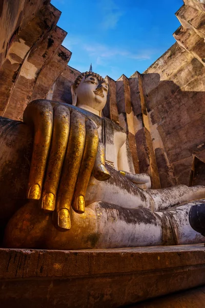 世界遺産のスコータイ歴史公園のワット・シーチュム寺院に坐像 — ストック写真