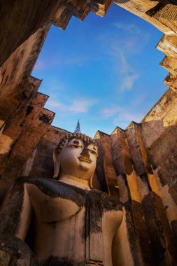 Sukhothai Tarih Parkı 'ndaki Wat Si Chum tapınağında oturan Buda resmi, Tayland' daki UNESCO dünya mirası alanı.