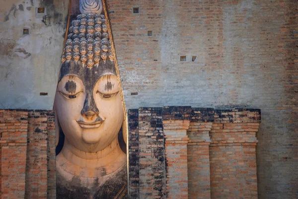 Sittande Buddha bild på Wat Si Chum tempel i Sukhothai Historisk Park, en UNESCO: s världsarv, Thailand — Stockfoto