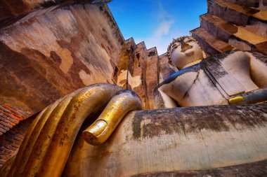 Sukhothai Tarih Parkı 'ndaki Wat Si Chum tapınağında oturan Buda resmi, Tayland' daki UNESCO dünya mirası alanı.