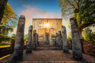 Sukhothai Tarih Parkı 'ndaki Wat Si Chum tapınağında oturan Buda resmi, Tayland' daki UNESCO dünya mirası alanı.