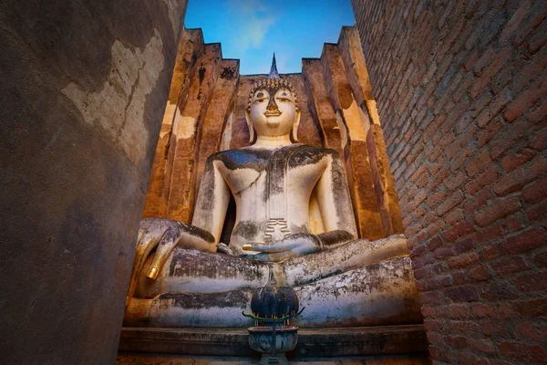 Seated Buddha image at Wat Si Chum temp in Sukhothai Historical Park, an UNESCO World Heritage site — стокове фото