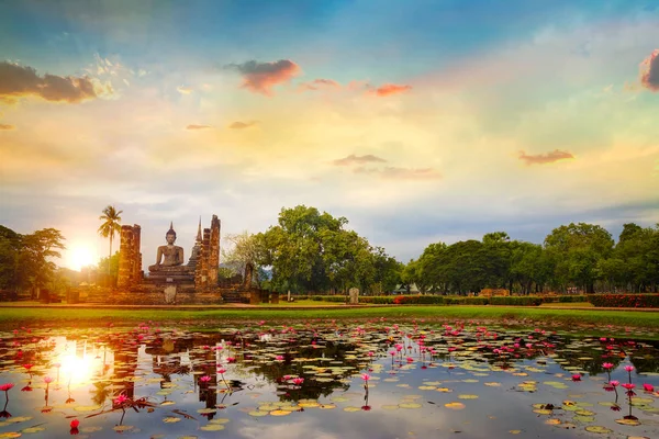 Храм Вата Махата в историческом парке Сукхотай, внесенном в список Всемирного наследия ЮНЕСКО в Таиланде — стоковое фото