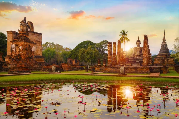 Wat Mahathat Temple at Sukhothai Historical Park, Património Mundial da UNESCO na Tailândia — Fotografia de Stock