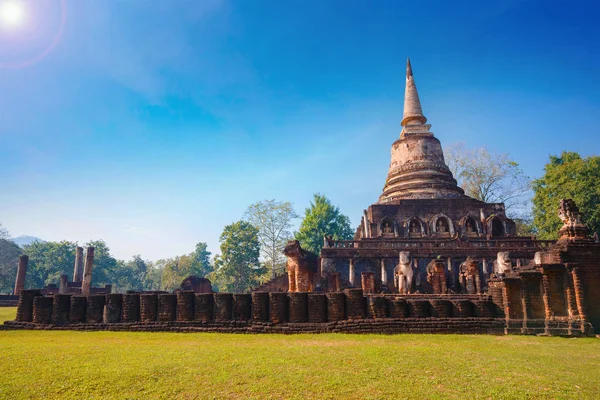 扫管笏常 Lom 寺在 Si Satchanalai 历史公园，教科文组织世界文化遗产在素可泰，泰国 — 图库照片