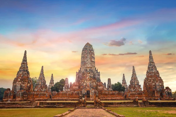 Templo de Wat Chaiwatthanaram no Parque Histórico de Ayuthaya, um patrimônio mundial da UNESCO na Tailândia — Fotografia de Stock
