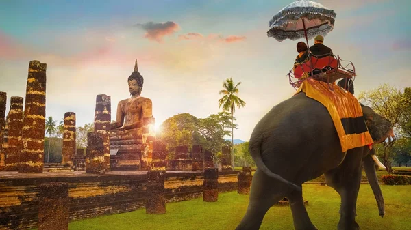 Wat Mahathat tapınakta Sukhothai Tarih Parkı, Unesco Dünya Mirası Tayland'da fil ile turizm