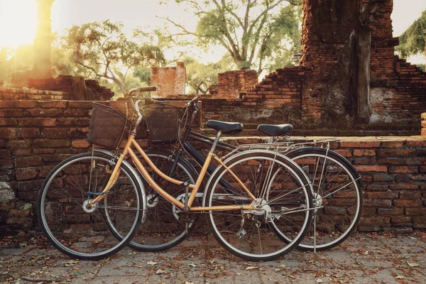 Bicicletas turísticas en el templo de Wat Phra Si Sanphet en el Parque Histórico de Ayutthaya, Patrimonio de la Humanidad por la UNESCO, Tailandia — Foto de Stock