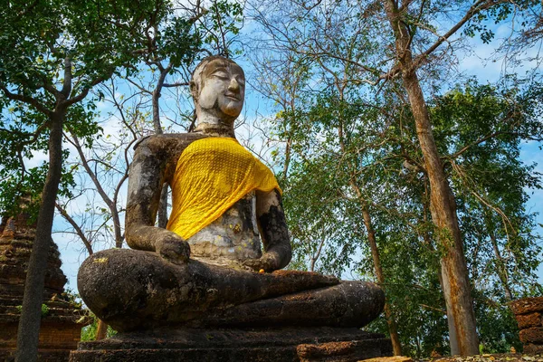 Świątyni Wat Khao Phanom Phloeng o Si Satchanalai Park historyczny, wpisanego na listę światowego dziedzictwa UNESCO w Tajlandii — Zdjęcie stockowe