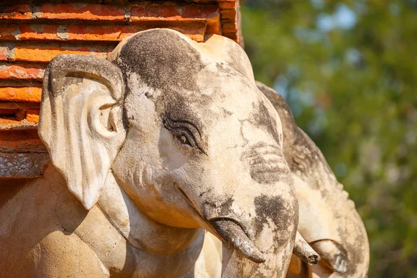 Templet Wat Sorasak på Sukhothais historiska Park, ett Unesco-världsarv i Thailand — Stockfoto