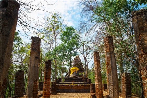 Templo Wat Khao Phanom Phloeng en el Parque Histórico Si Satchanalai, Patrimonio de la Humanidad por la UNESCO en Tailandia — Foto de Stock