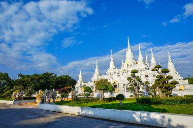 Bir büyük, ayrıntılı Beyaz Budist Pagoda Tayland Wat Asokara Tapınağı'nda birden çok Kulesi ile
