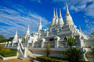 Bir büyük, ayrıntılı Beyaz Budist Pagoda Tayland Wat Asokara Tapınağı'nda birden çok Kulesi ile