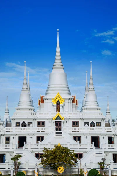 Bir büyük, ayrıntılı Beyaz Budist Pagoda Tayland Wat Asokara Tapınağı'nda birden çok Kulesi ile — Stok fotoğraf