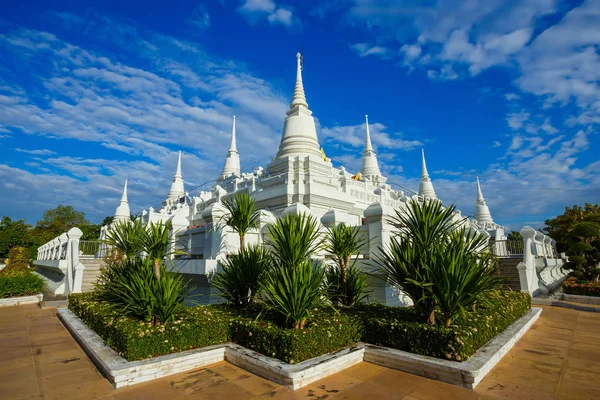 A large, elaborate white Buddhist Pagoda with multiple spires at Wat Asokara Temple in Thailand — Stock Photo, Image