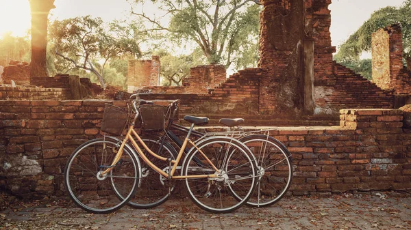 Bicicletas turísticas en el templo de Wat Phra Si Sanphet en el Parque Histórico de Ayutthaya, Patrimonio de la Humanidad por la UNESCO, Tailandia — Foto de Stock