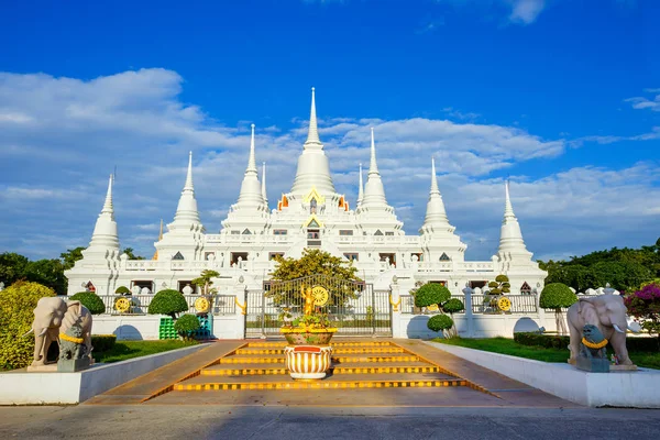 Eine große, kunstvolle weiße buddhistische Pagode mit mehreren Türmen am wat asokara Tempel in Thailand — Stockfoto