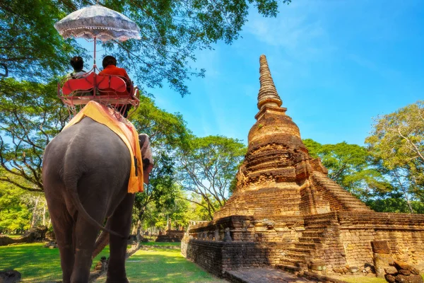 大象在 Phaya 在 Satchanalai 历史公园, 联合国教科文组织在泰国的世界遗产遗址 — 图库照片