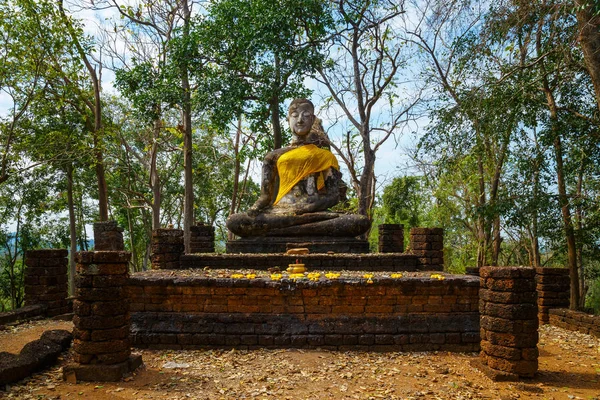 Temple Wat Khao Phanom Phloeng au parc historique Si Satchanalai, site du patrimoine mondial de l'UNESCO en Thaïlande — Photo