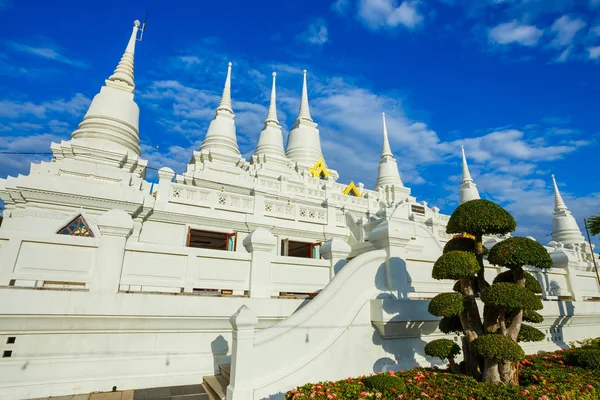 Una gran y elaborada Pagoda Budista Blanca con múltiples agujas en el Templo Wat Asokara en Tailandia —  Fotos de Stock