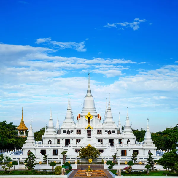Eine große, kunstvolle weiße buddhistische Pagode mit mehreren Türmen am wat asokara Tempel in Thailand — Stockfoto