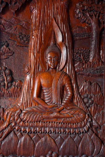 Boeddha beeld hout graveren op de deur bij Wat Asokara tempel in Thailand — Stockfoto