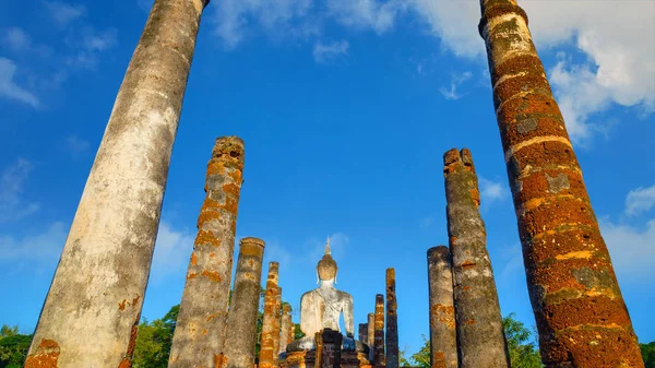 Wat Mahathat Temple w Park historyczny Sukhothai, wpisanego na listę światowego dziedzictwa UNESCO w Tajlandii — Zdjęcie stockowe