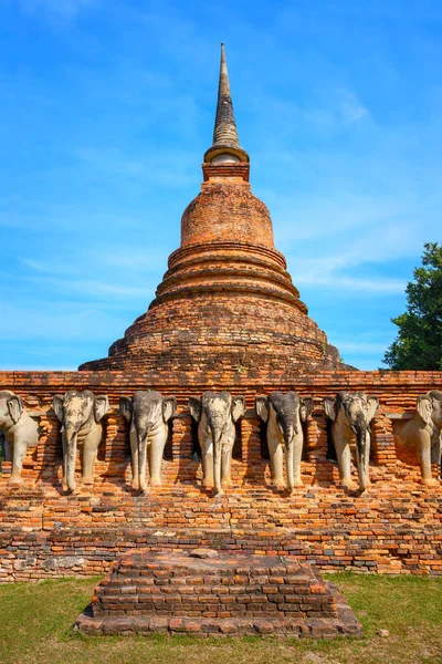 Templo de Wat Sorasak en el Parque Histórico de Sukhothai, Patrimonio de la Humanidad por la UNESCO en Tailandia —  Fotos de Stock