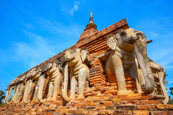 Templo de Wat Sorasak en el Parque Histórico de Sukhothai, Patrimonio de la Humanidad por la UNESCO en Tailandia —  Fotos de Stock