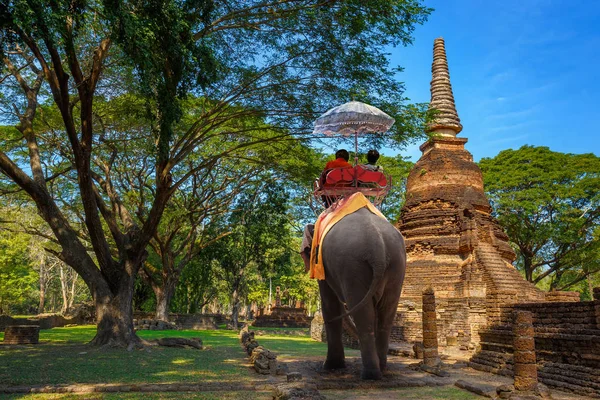 นักท่องเที่ยวที่มีช้างที่วัดนางพายา ในอุทยานประวัติศาสตร์ศรีสาทร ซึ่งเป็นมรดกโลกของยูเนสโกในประเทศไทย — ภาพถ่ายสต็อก