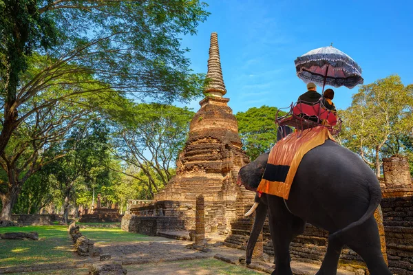 Turistas com elefante em Wat Nang Phaya em Si Satchanalai Historical Park, Patrimônio Mundial da UNESCO na Tailândia — Fotografia de Stock