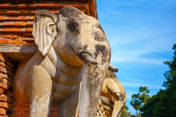 Templet Wat Sorasak på Sukhothais historiska Park, ett Unesco-världsarv i Thailand — Stockfoto