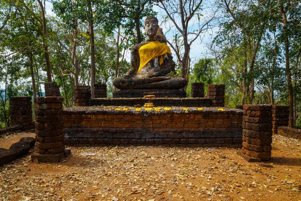 Wat Khao Phanom Phloeng Temple at Si Satchanalai Historical Park, a UNESCO World Heritage Site in Thailand — Stock Photo, Image