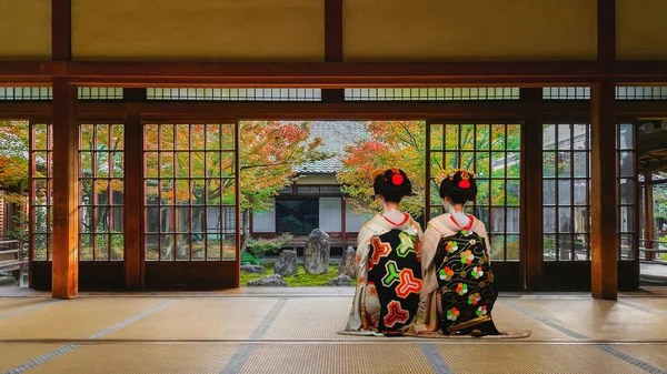 Geisha japonesa mira un jardín japonés en otoño colorido en el templo Kenninji en Kyoto —  Fotos de Stock