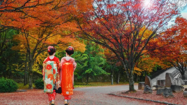 Japanese Geisha at Osaka CAstle Park in Autumn — Stock Photo, Image