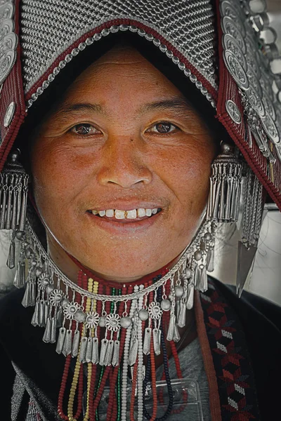 Mujer de la tribu de la colina participa en la celebración del Festival de Cultura Tradicional Tailandesa en Lumpini Park —  Fotos de Stock