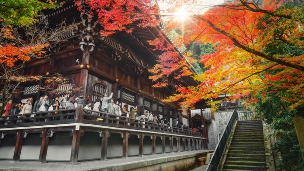 Rader av trångt människor köa på huvudsakliga hall av Eikando Zenriji temple — Stockfoto