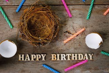 Yuva ve mutlu Birthd için ahşap alfabe ile parçalanmış yumurta kabuğu