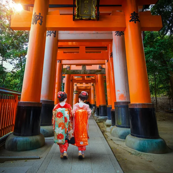 Japanska Geisha på Fushimi Inari Taisha Shrine i Kyoto, Japan — Stockfoto