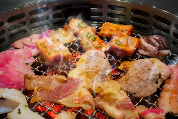 Yakiniku - Grătar japonez pe o sobă fierbinte de chacoal — Fotografie, imagine de stoc