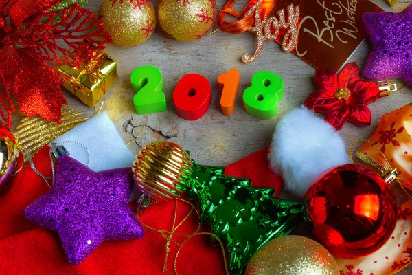 Noel ve yeni yıl süslemeleri ve hediye kutusu used arka plan