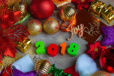 Noel ve yeni yıl süslemeleri ve hediye kutusu used arka plan