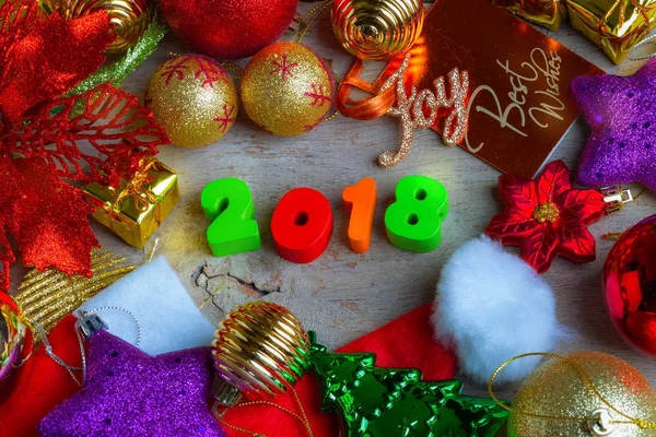 Jul och nyår bakgrund med dekorationer och gåva fält — Stockfoto