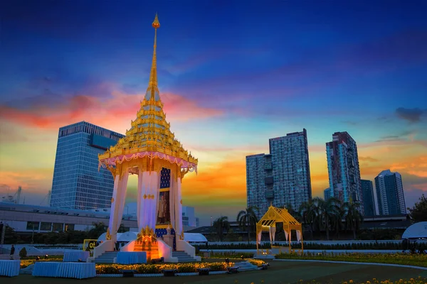 A réplica do crematório real de Sua Majestade falecido rei Bhumibol Adulyadej construído para o funeral real em BITEC - Bangkok International Trade and Exhibition Centre — Fotografia de Stock